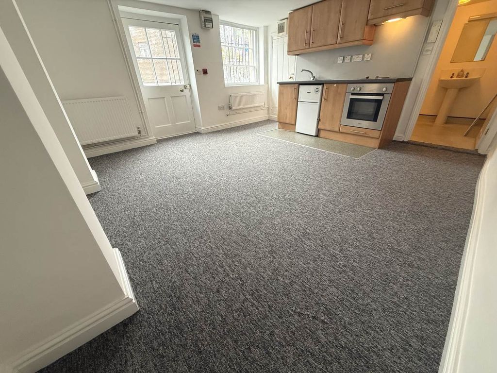 Property photo 3 of 7 Kitchen Lounge