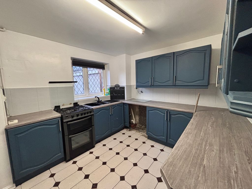 Property photo 2 of 10 Kitchen