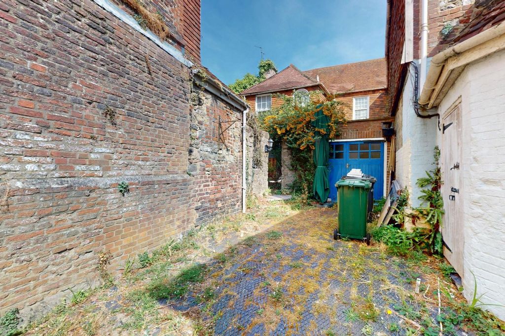 Property photo 3 of 24 Wedgewood House, Angel Street, Petworth, Gu28 0Bg