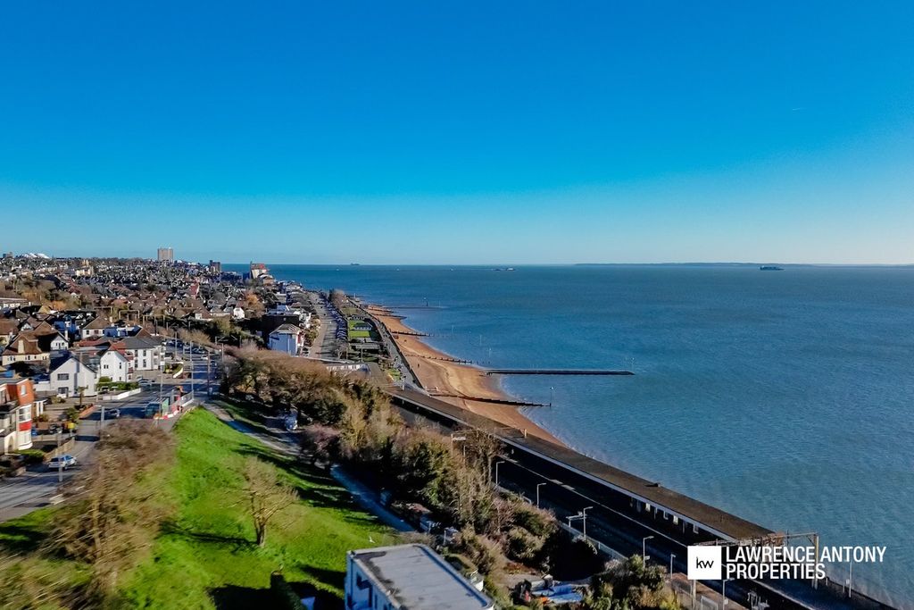 Property photo 2 of 28