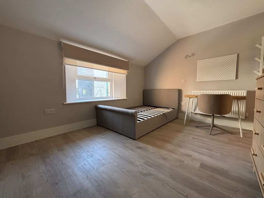 Property photo 3 of 7 Lrg_Abbf539d-4ce0-45Ab-9A5B-84c57Fd6007d