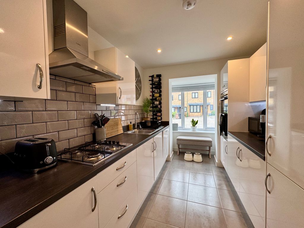 Property photo 3 of 17 Kitchen