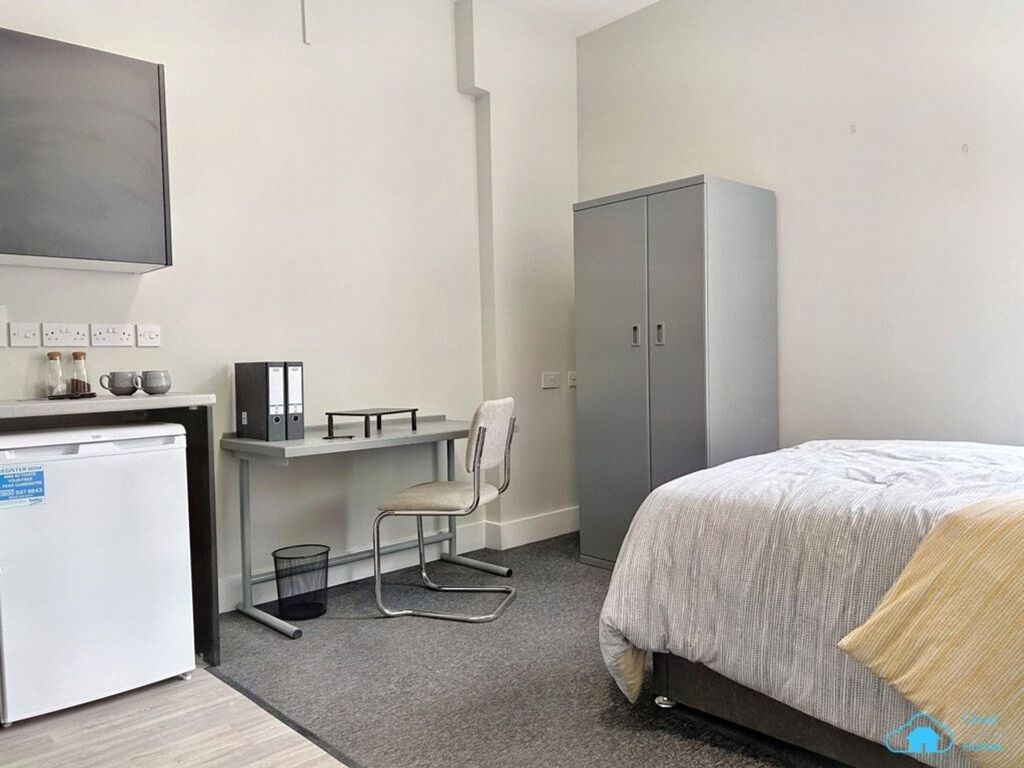 Property photo 3 of 12 Bedroom/Kitchen