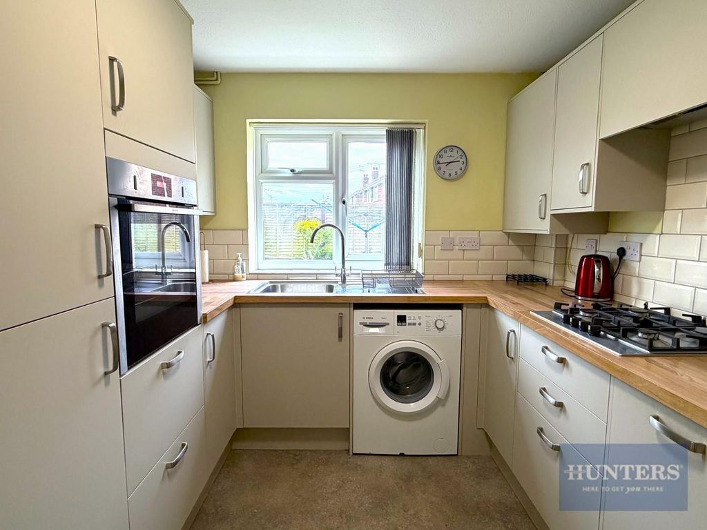 Property photo 2 of 10 Kitchen