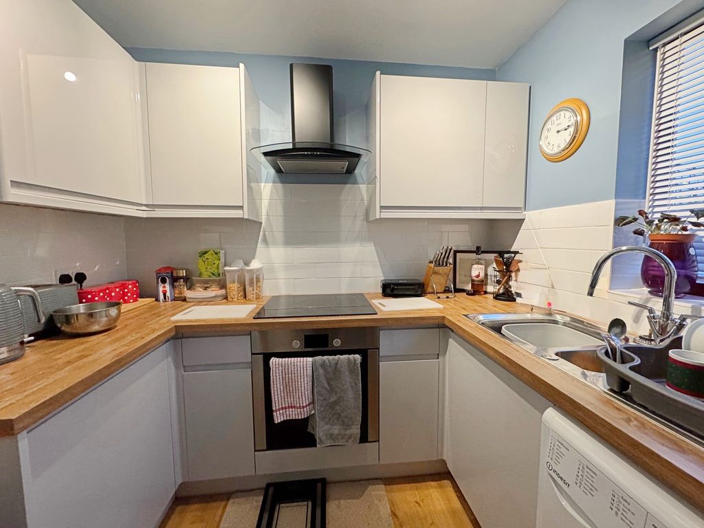 Property photo 2 of 9 Modern Refitted Kitchen