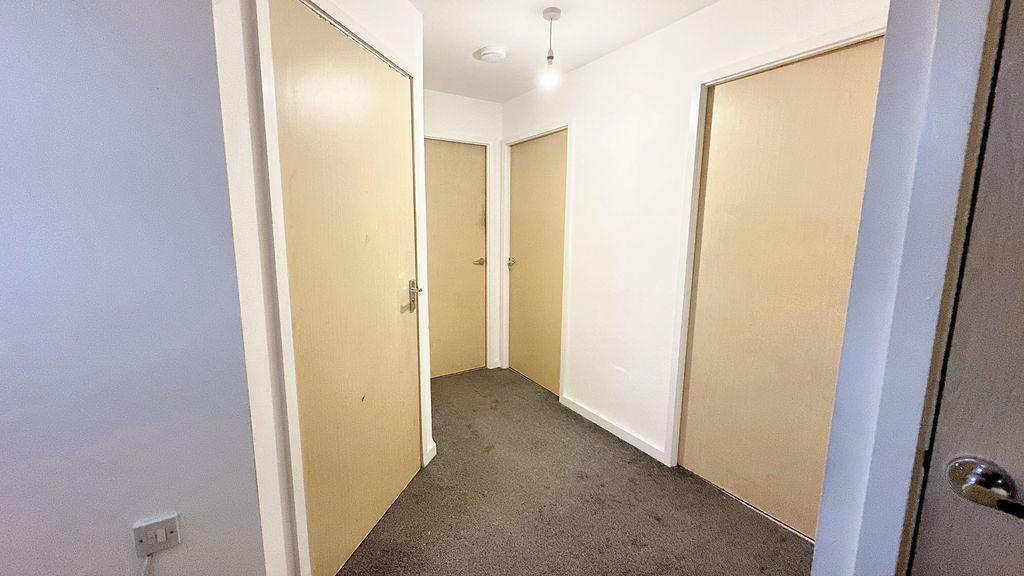 Property photo 2 of 8 Hallway