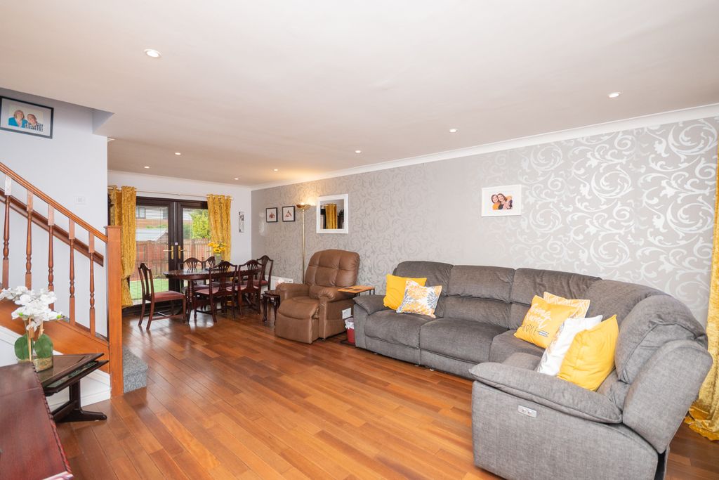 Property photo 2 of 15 Lounge