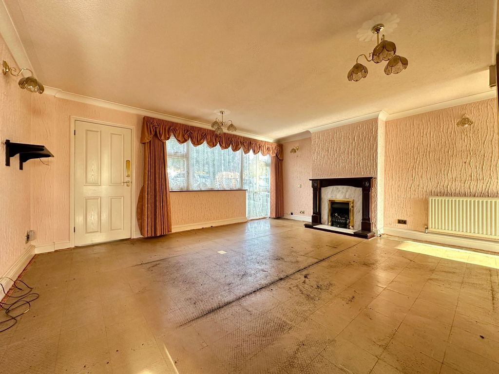 Property photo 3 of 18 Lounge