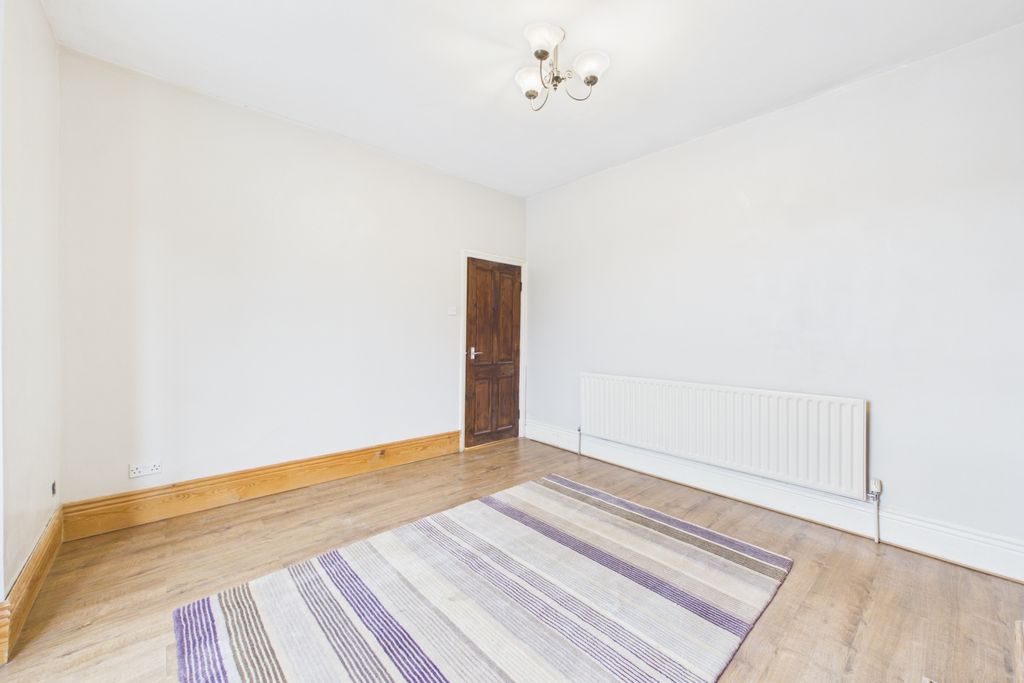 Property photo 3 of 20 Lounge