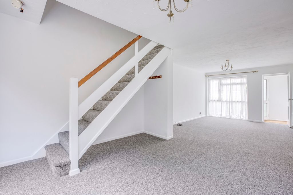 Property photo 3 of 12 10 Lanewood Close, Hp7 9Jl-7