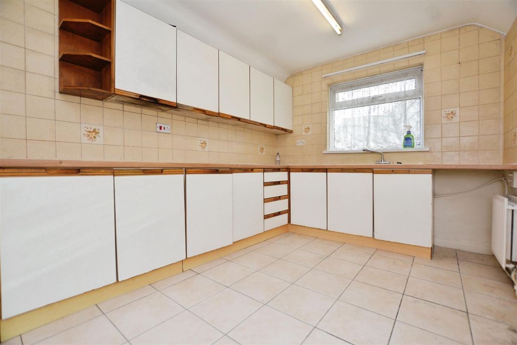 Property photo 2 of 17 Kitchen