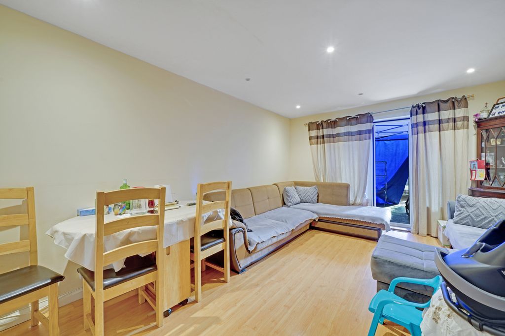 Property photo 2 of 11 Gallery
