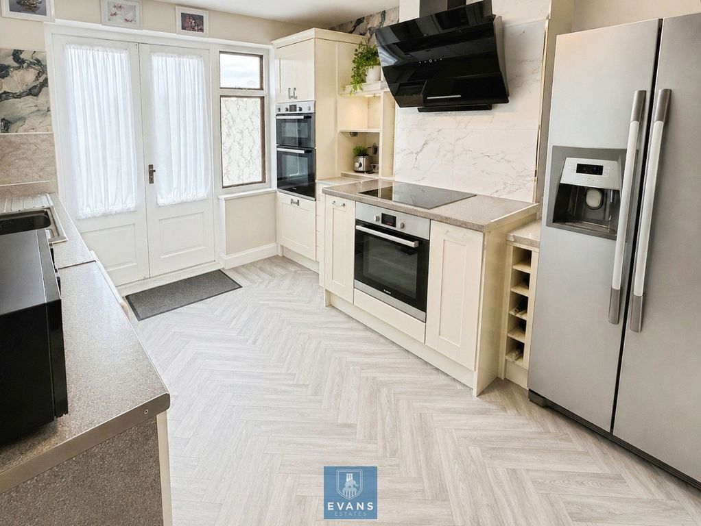 Property photo 3 of 16 Kitchen