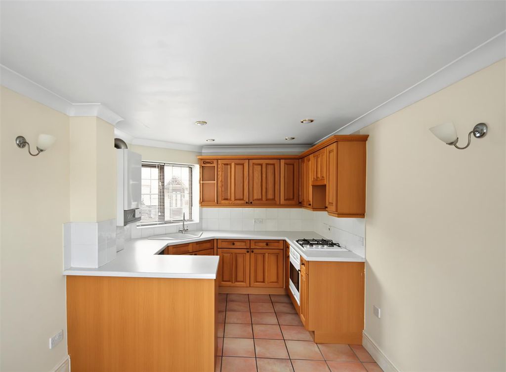 Property photo 3 of 19 Kitchen