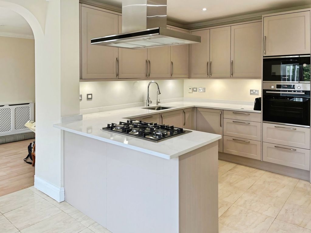 Property photo 3 of 11 Kitchen