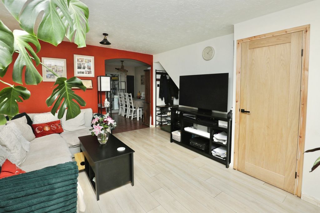 Property photo 3 of 15 Lounge