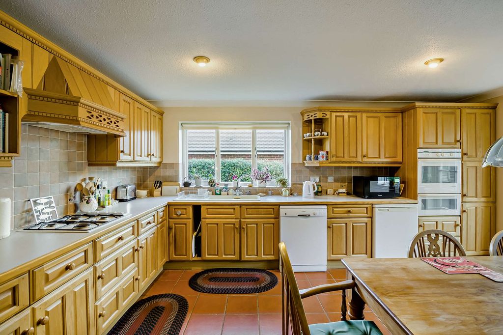 Property photo 3 of 23 Kitchen