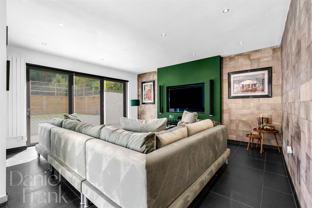Additional image 9 of 5 bed detached house for saleThe Uplands, Loughton IG10
