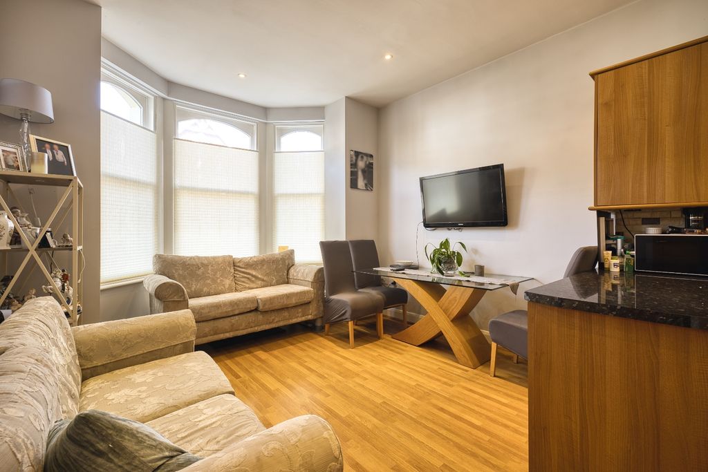 Property photo 3 of 8 Picture 3