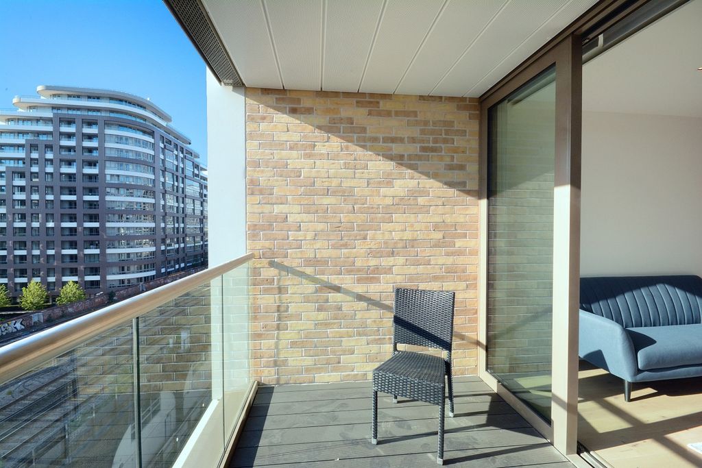 Property photo 3 of 8 50 Radley House, ...