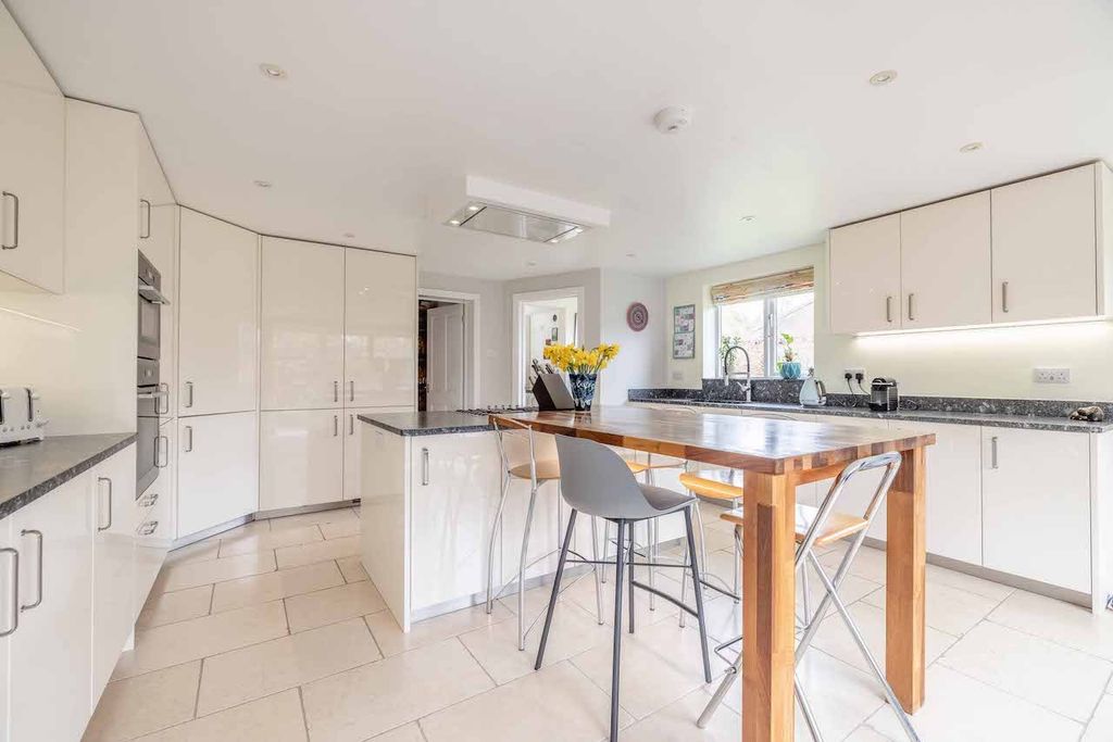 Property photo 2 of 28