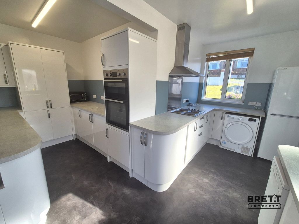 Property photo 2 of 17 Kitchen
