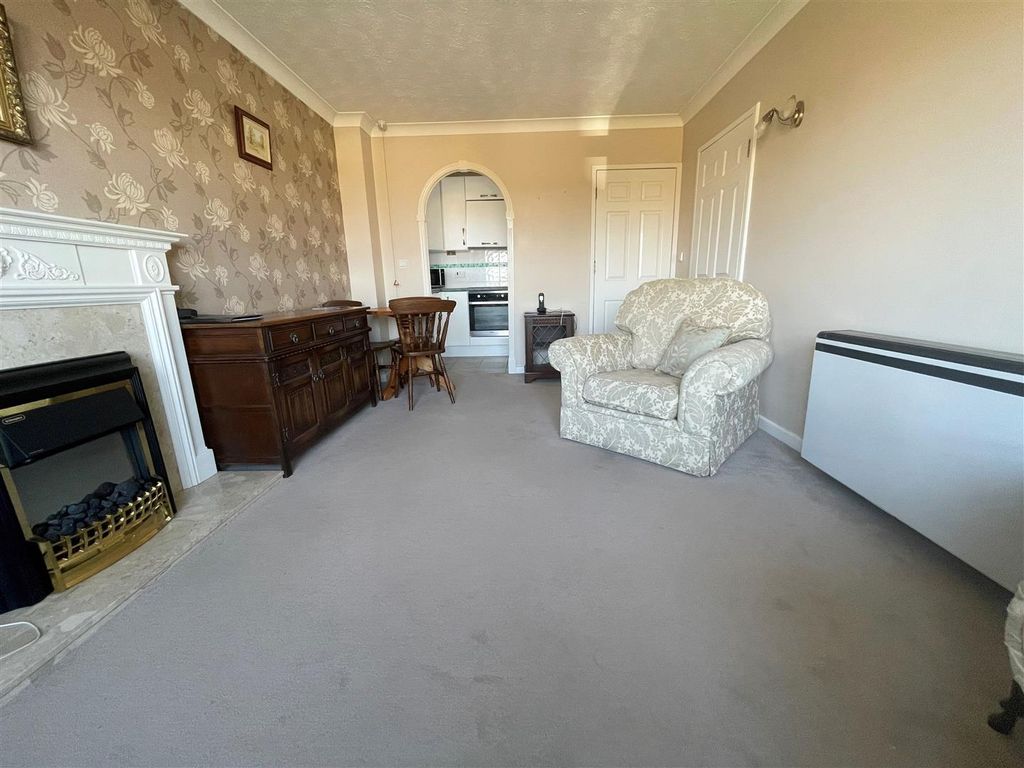 Property photo 3 of 8 Lounge.Jpg