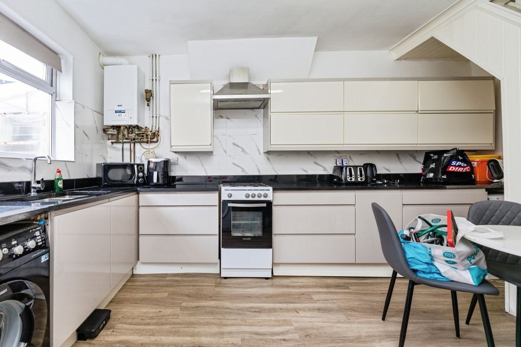 Property photo 3 of 11 Pbox-Img.Jpg