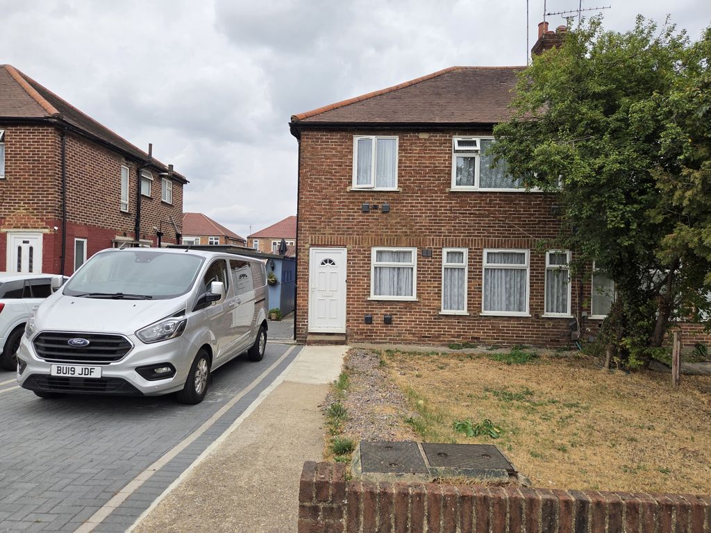 Property photo 1 of 11 Two Bedroom Ground Floor Flat In Perivale