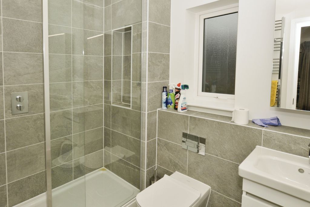 Property photo 3 of 16 Master En-Suite