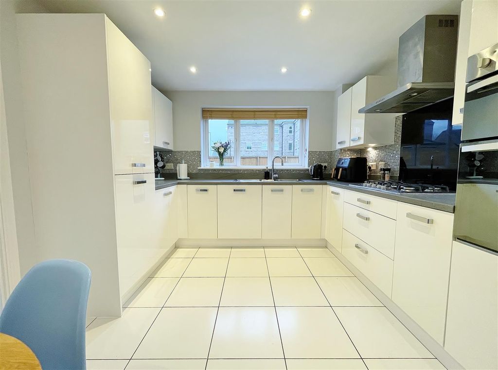 Property photo 3 of 28 Kitchen