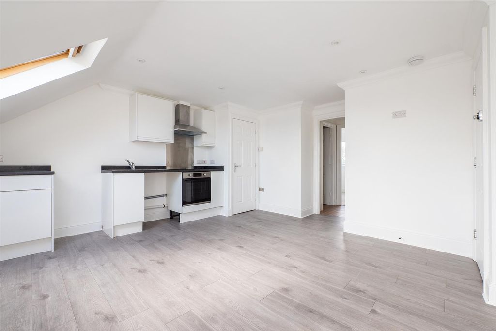 Property photo 3 of 6 Oldfieldsr27d-003.Jpg