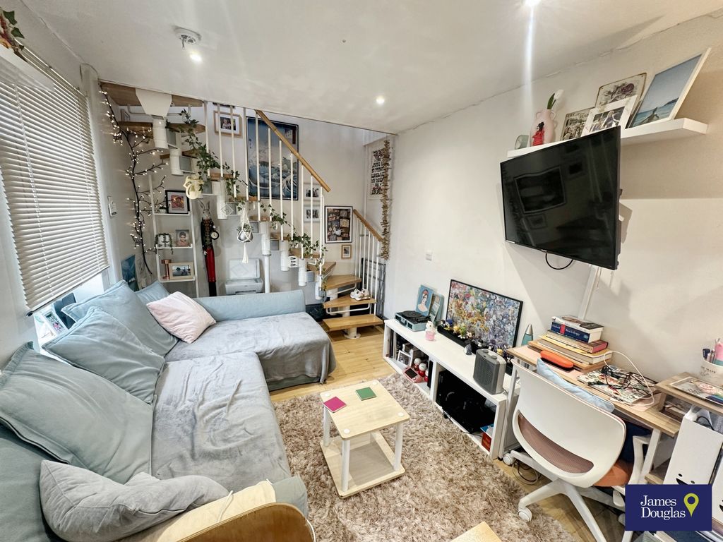 Property photo 1 of 10 Lounge