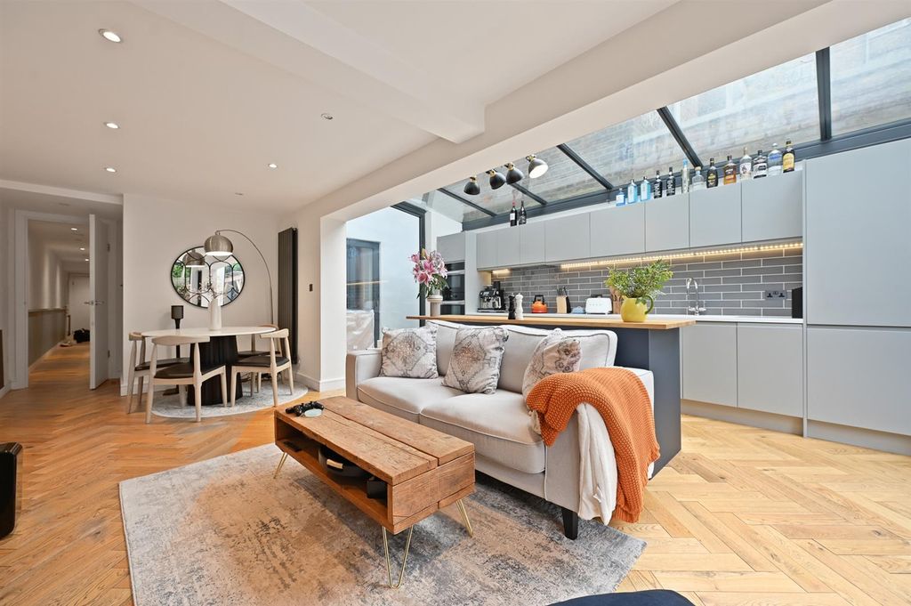 Property photo 3 of 11 Bw - Surrendale Place - 24 (1).Jpg