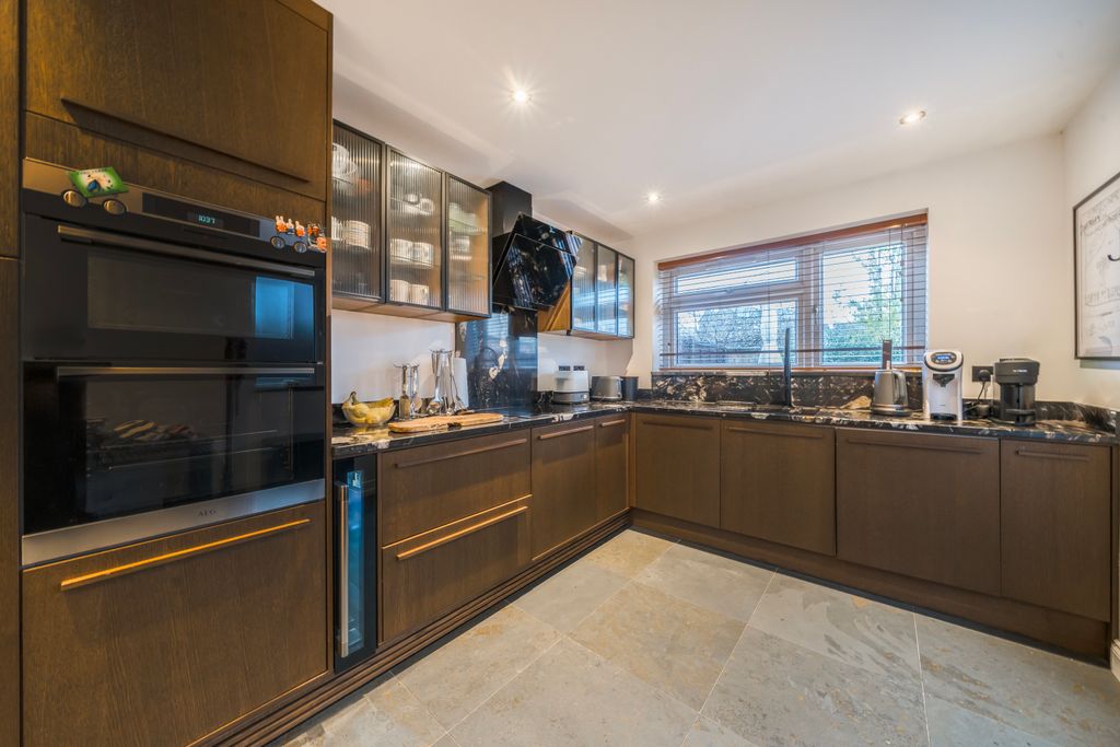 Property photo 2 of 9 Kitchen