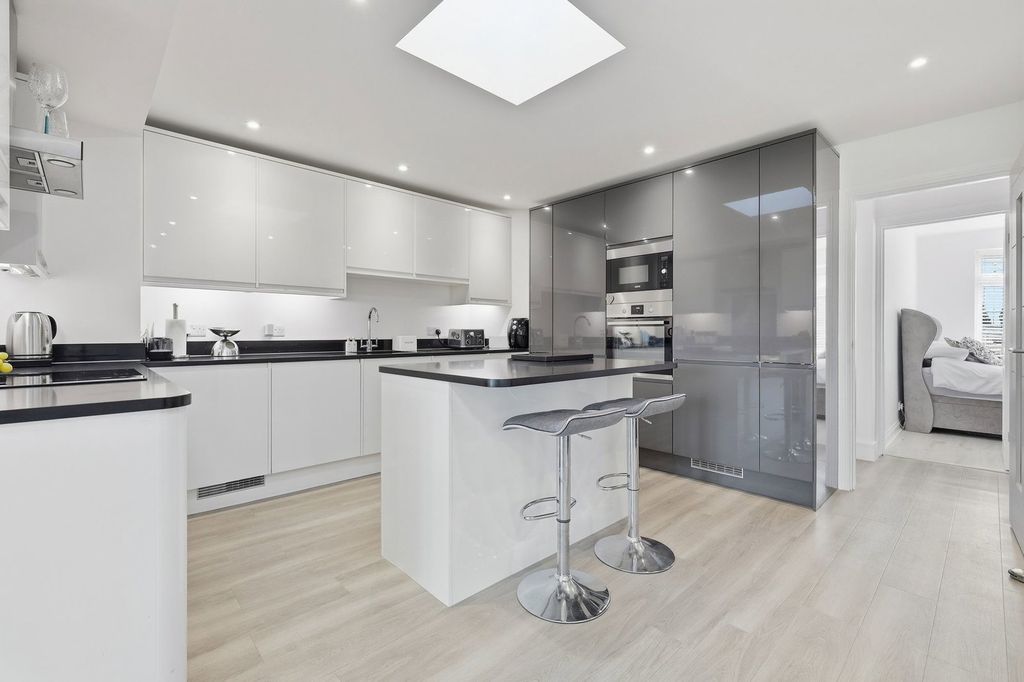 Property photo 2 of 23