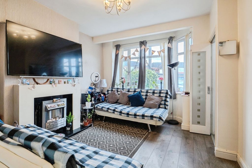 Property photo 2 of 17 Lounge