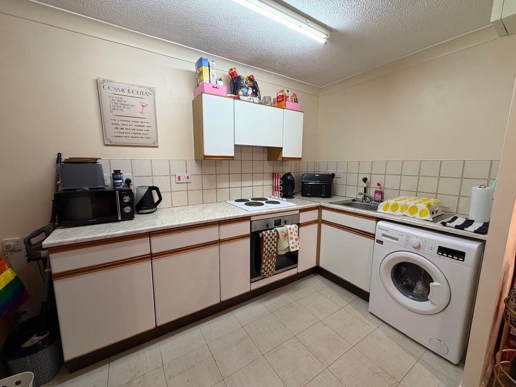 Property photo 2 of 6 Kitchen
