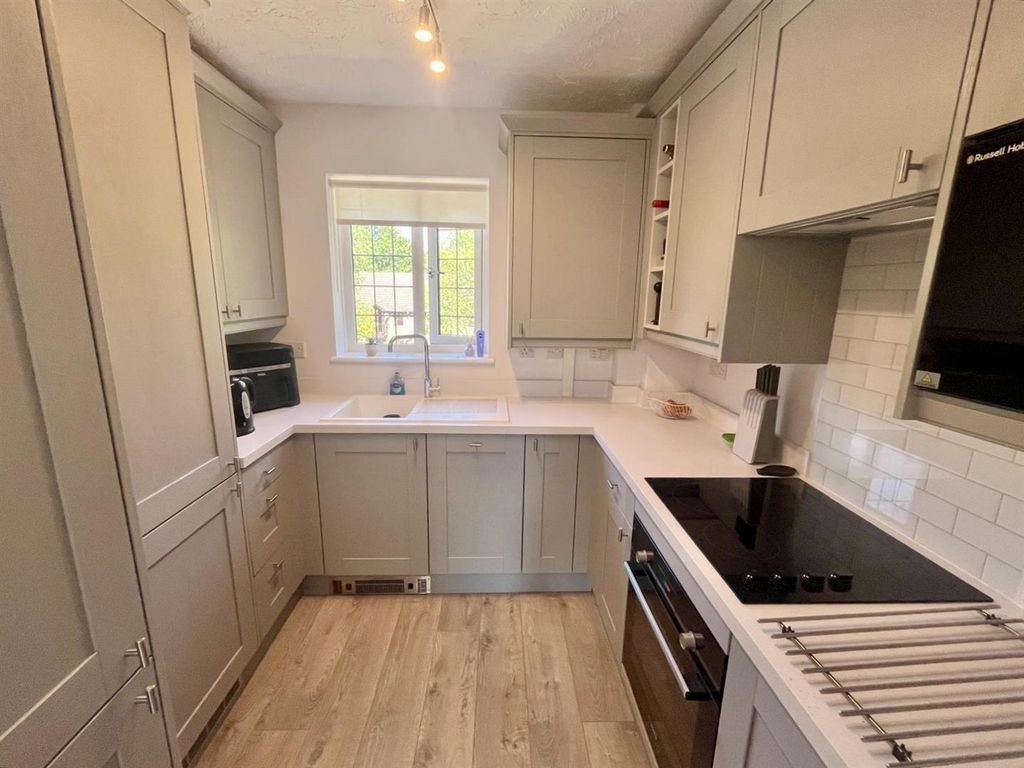 Property photo 3 of 10 Kitchen