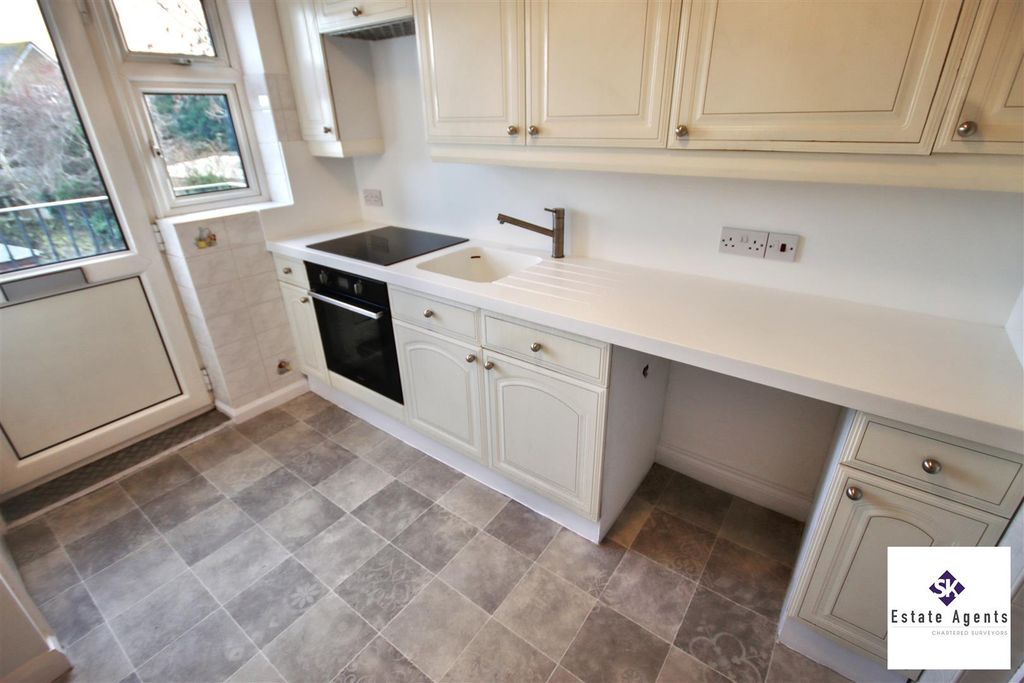 Property photo 3 of 14 Kitchen