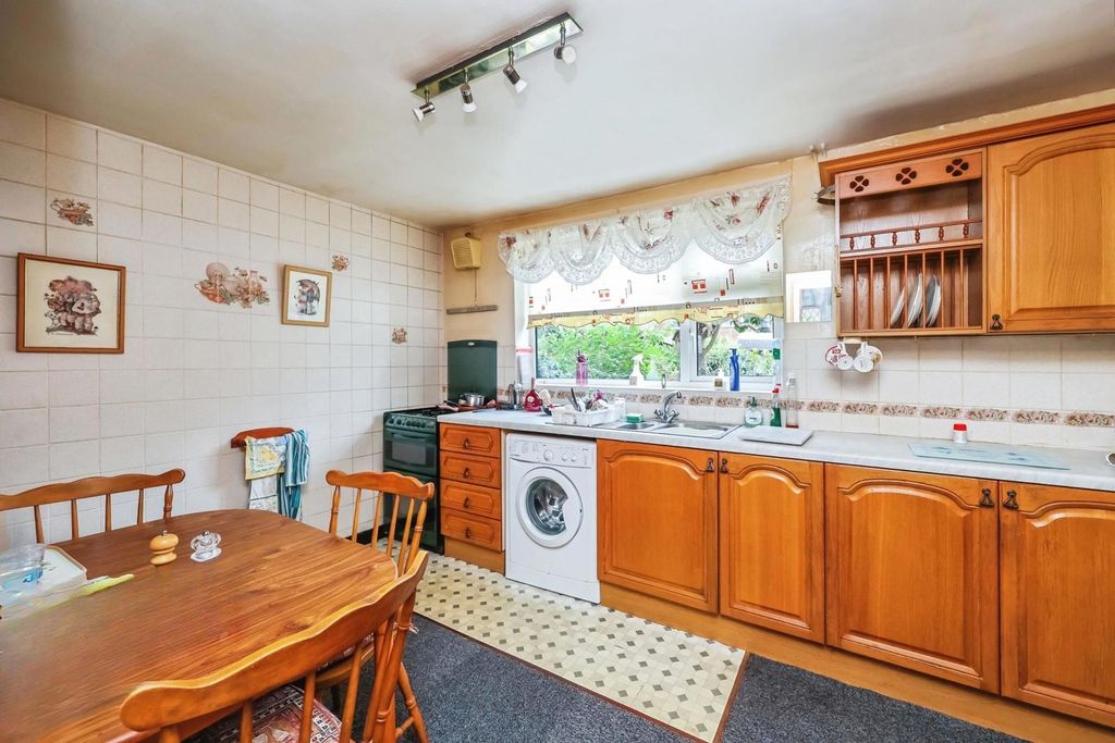 Property photo 3 of 12 Kitchen