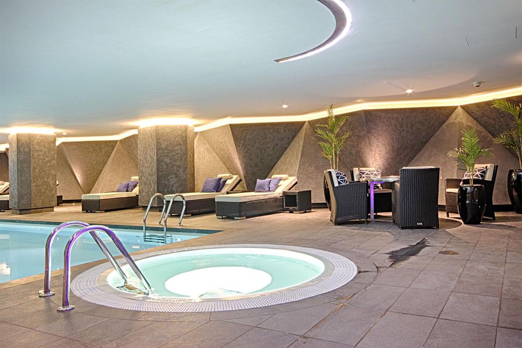 Property photo 3 of 18 Jacuzzi.Jpg