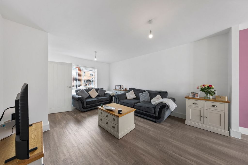 Property photo 2 of 21