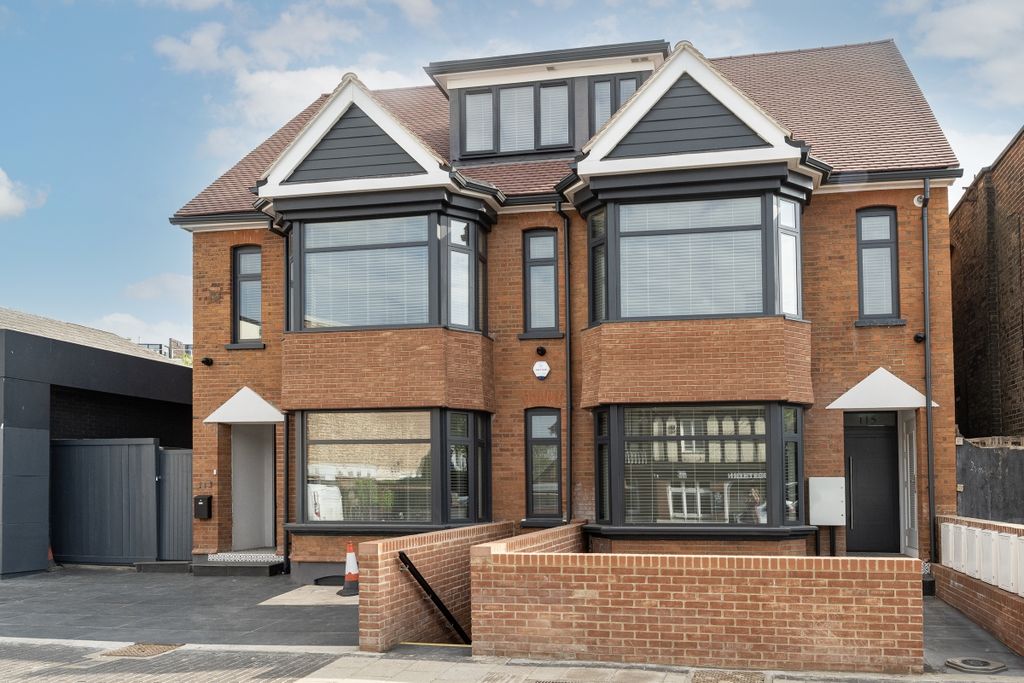 Property photo 1 of 8 -113London-Road-11