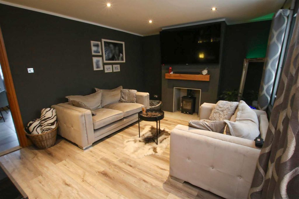 Property photo 3 of 10 Lounge