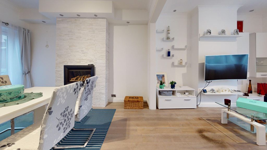 Property photo 1 of 32