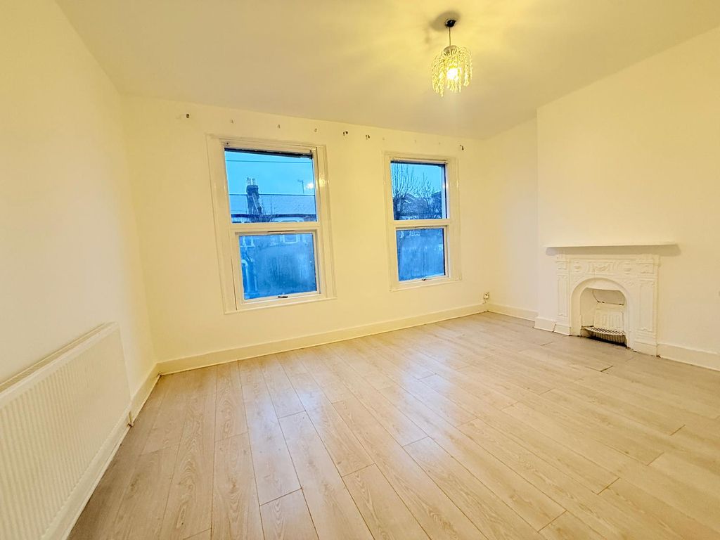 Property photo 3 of 11 Gallery