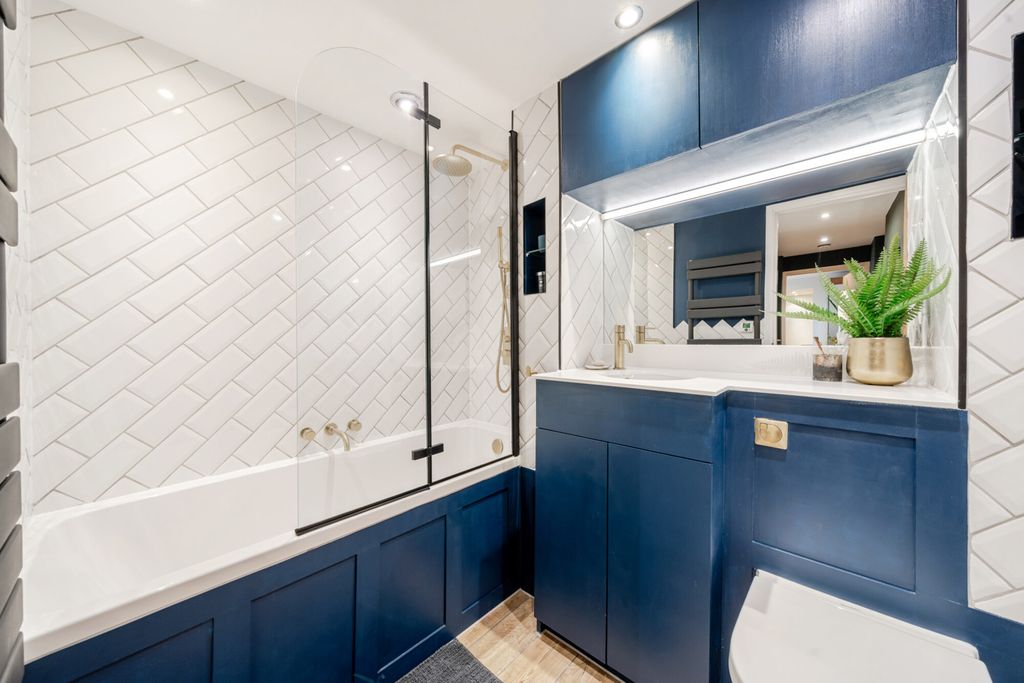 Property photo 2 of 18 Bathroom