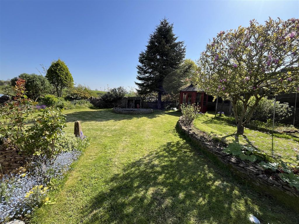 Property photo 2 of 11 Garden