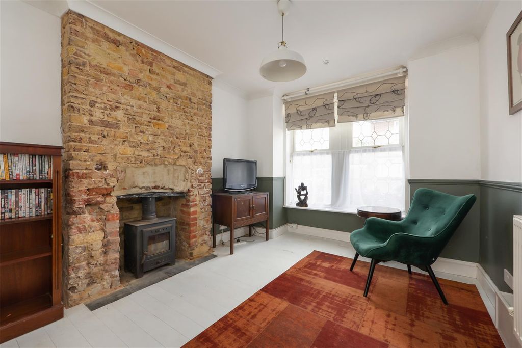 Property photo 3 of 19 Warwick Road, Whitstable